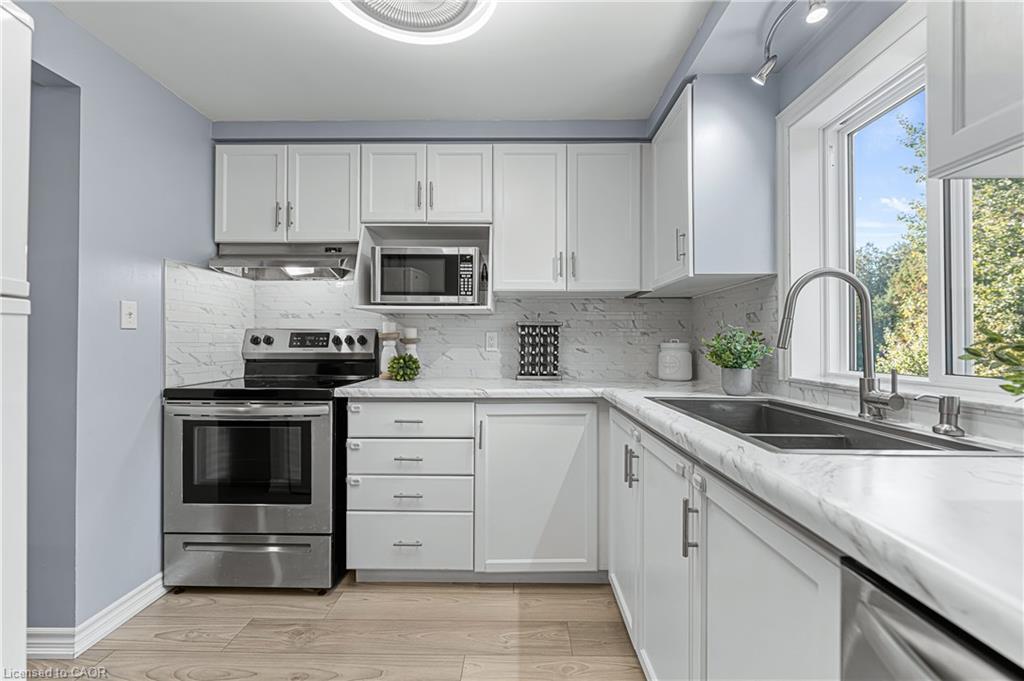 10-320 Alma Street, Rockwood, ON - Indoor Photo Showing Kitchen With Double Sink With Upgraded Kitchen