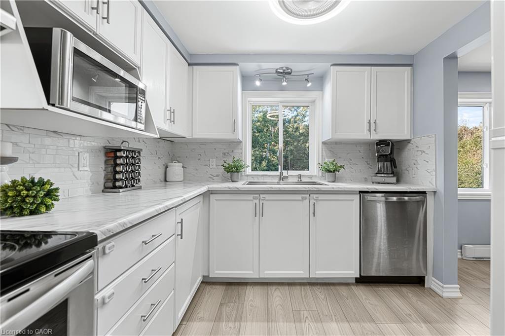 10-320 Alma Street, Rockwood, ON - Indoor Photo Showing Kitchen