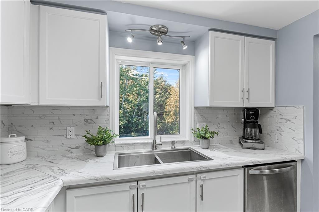10-320 Alma Street, Rockwood, ON - Indoor Photo Showing Kitchen