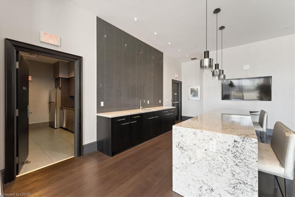 415-55 Speers Road, Oakville, ON - Indoor Photo Showing Kitchen With Upgraded Kitchen