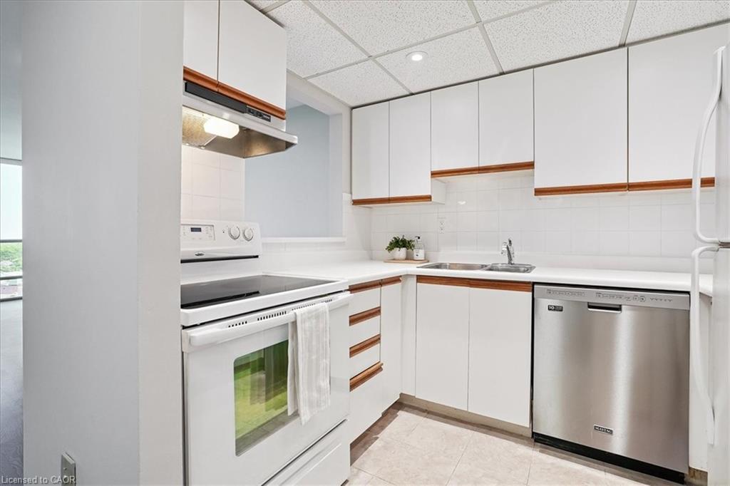 1105-5090 Pinedale Avenue, Burlington, ON - Indoor Photo Showing Kitchen