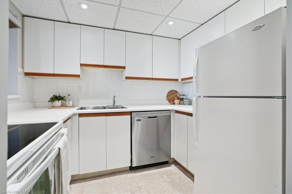 1105-5090 Pinedale Avenue, Burlington, ON - Indoor Photo Showing Kitchen