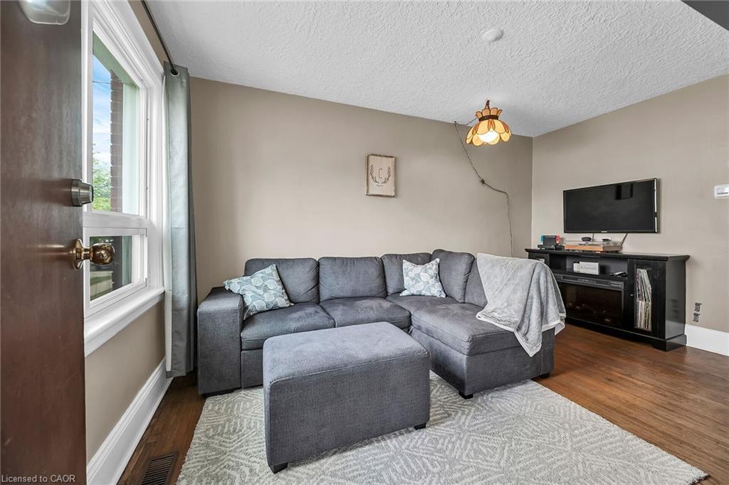 244 Cope Street, Hamilton, ON - Indoor Photo Showing Living Room