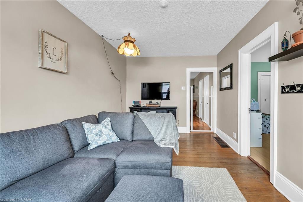 244 Cope Street, Hamilton, ON - Indoor Photo Showing Living Room