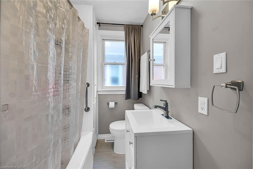 244 Cope Street, Hamilton, ON - Indoor Photo Showing Bathroom