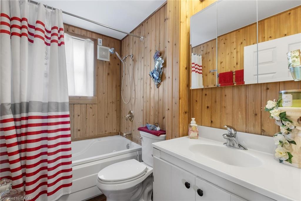11011 Guelph Line, Milton, ON - Indoor Photo Showing Bathroom