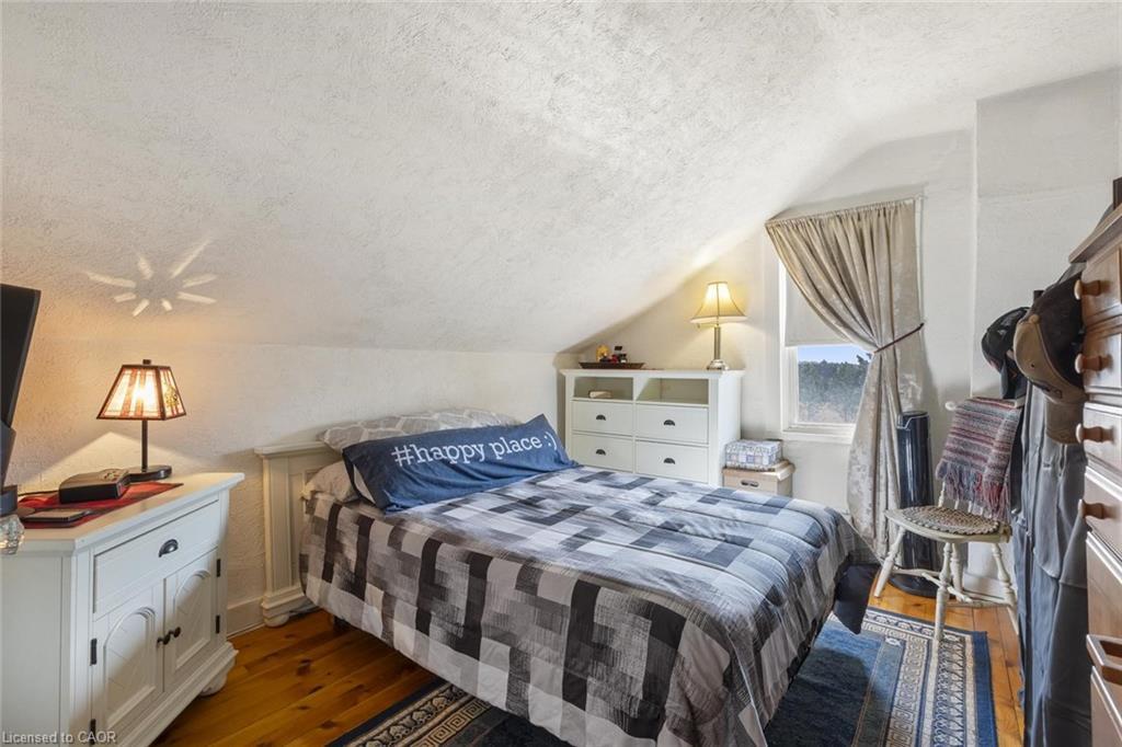 11011 Guelph Line, Milton, ON - Indoor Photo Showing Bedroom