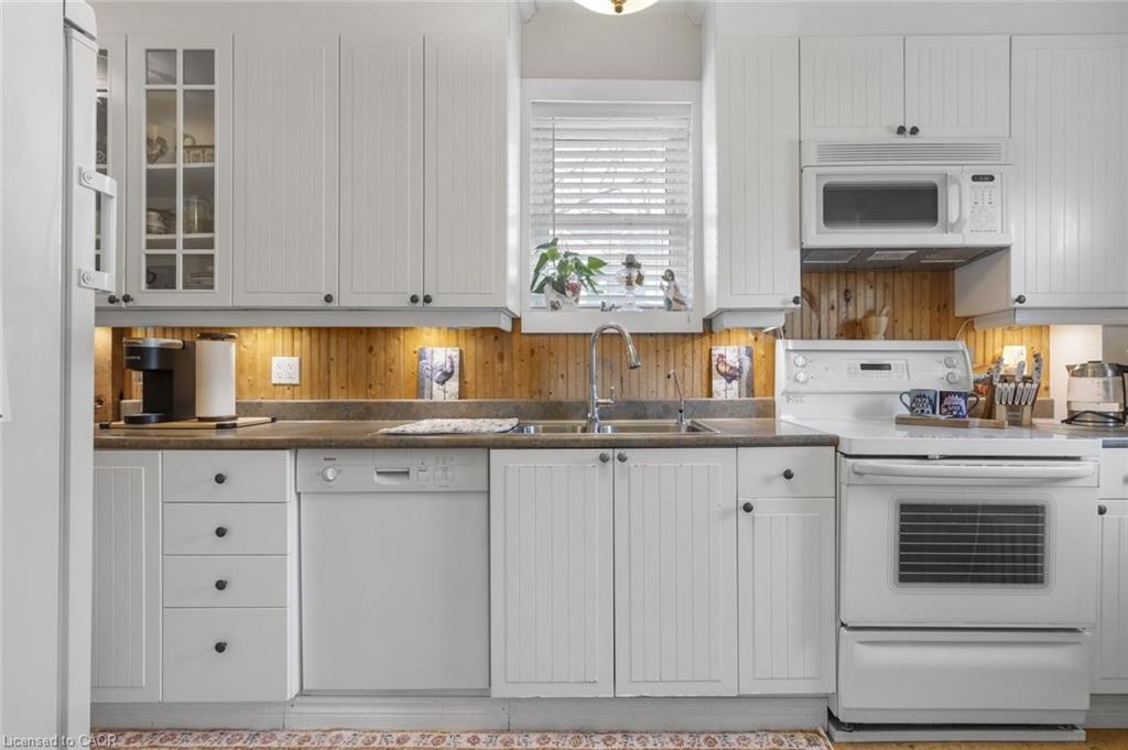 11011 Guelph Line, Milton, ON - Indoor Photo Showing Kitchen With Double Sink