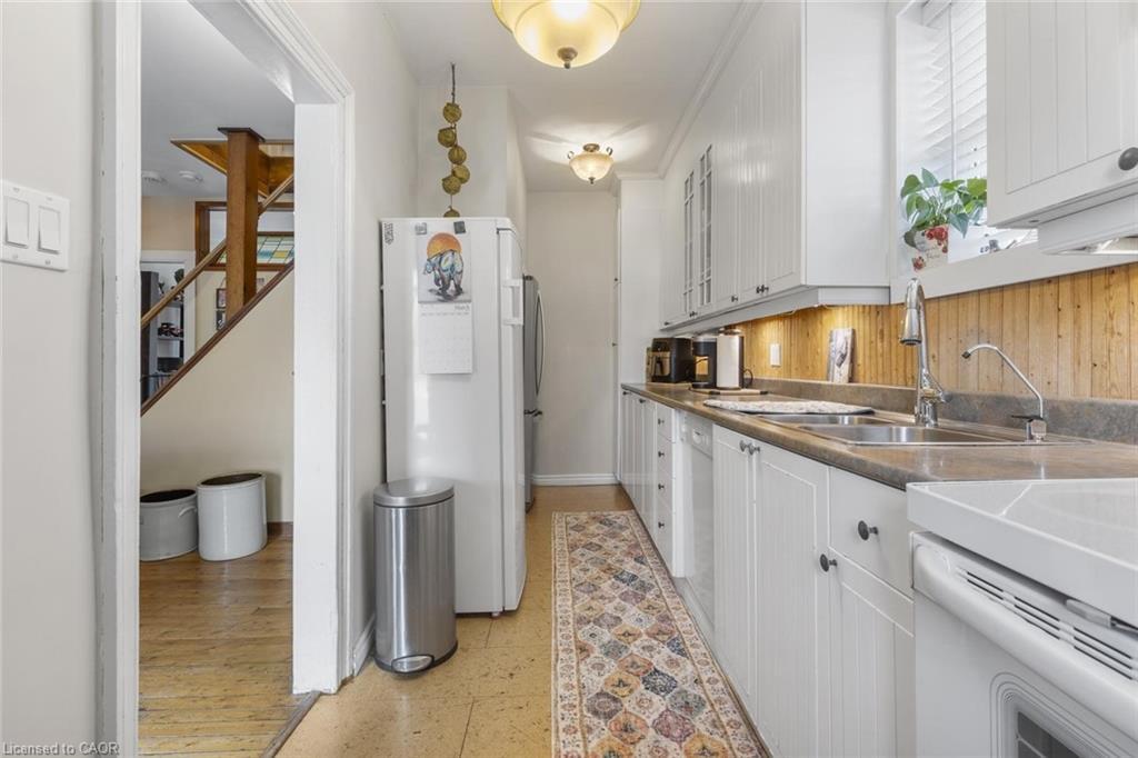 11011 Guelph Line, Milton, ON - Indoor Photo Showing Kitchen With Double Sink