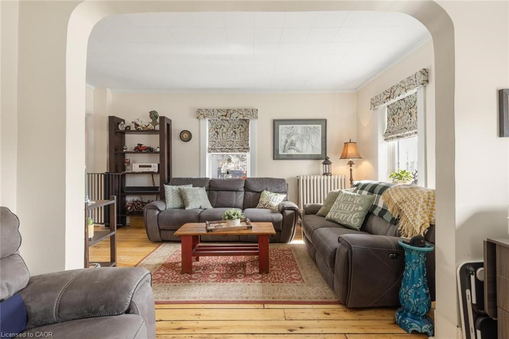 11011 Guelph Line, Milton, ON - Indoor Photo Showing Living Room