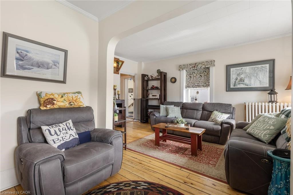 11011 Guelph Line, Milton, ON - Indoor Photo Showing Living Room