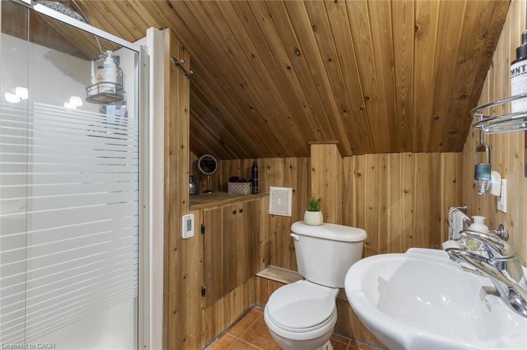 11011 Guelph Line, Milton, ON - Indoor Photo Showing Bathroom