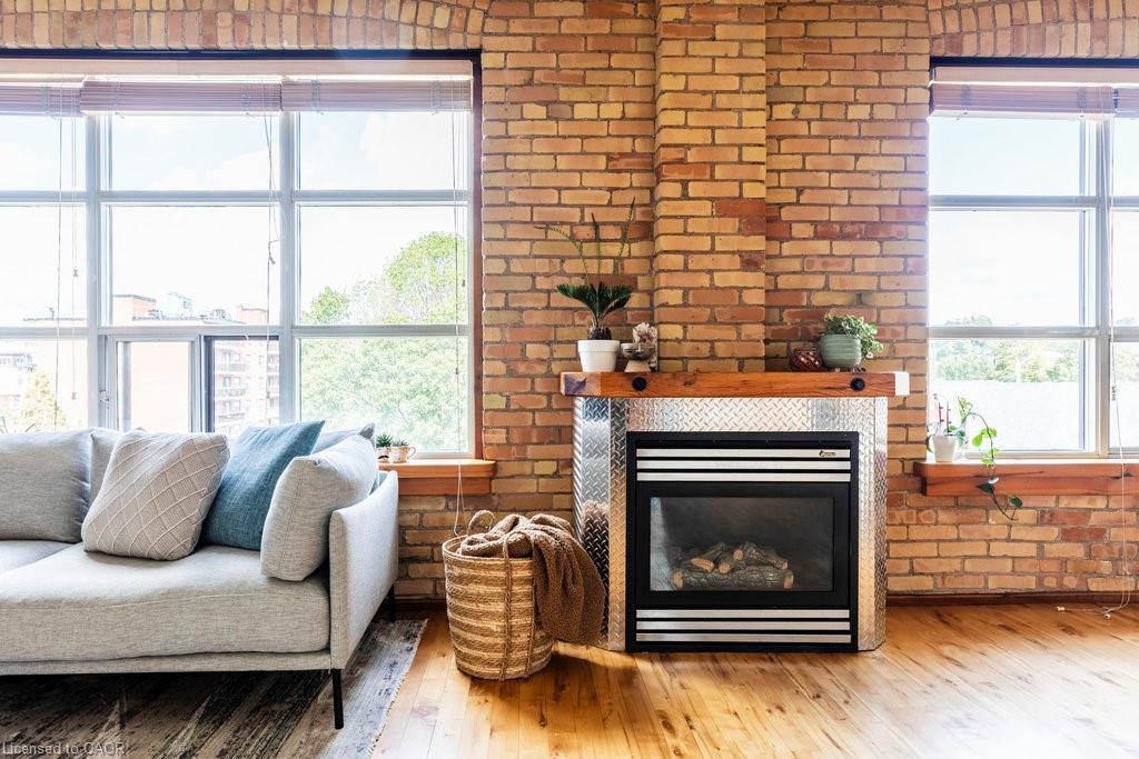44-36 Margaret Street, Hamilton, ON - Indoor Photo Showing Living Room With Fireplace