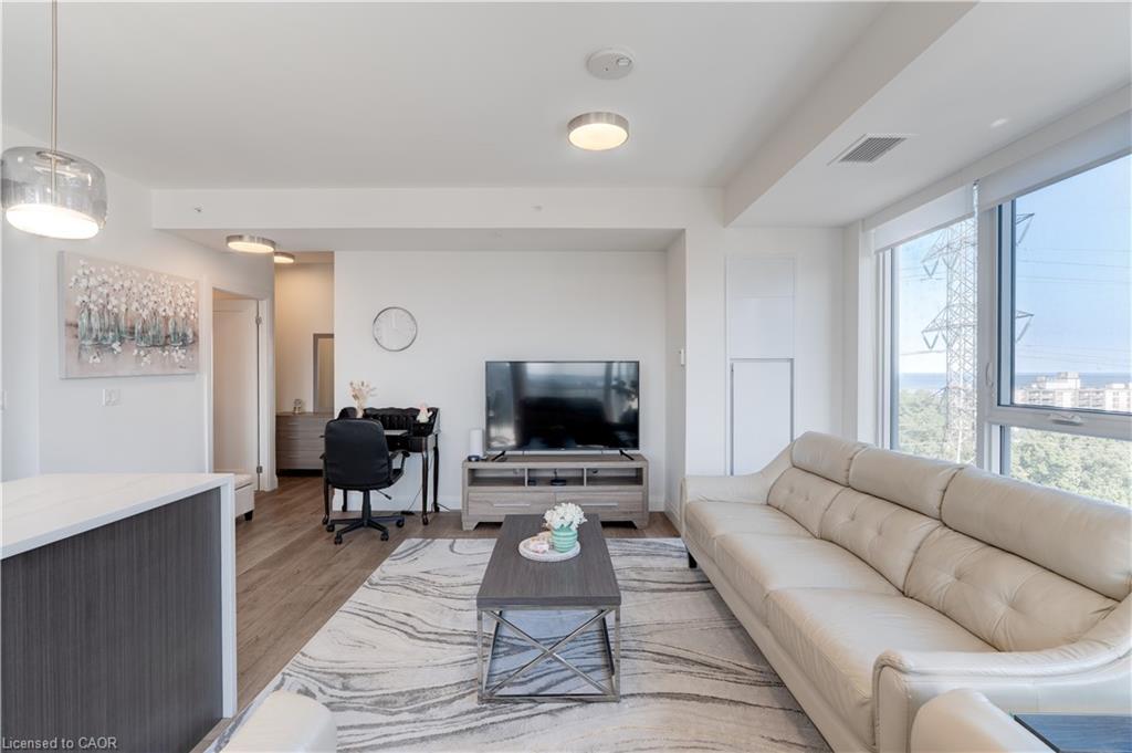 1007-500 Brock Avenue, Burlington, ON - Indoor Photo Showing Living Room