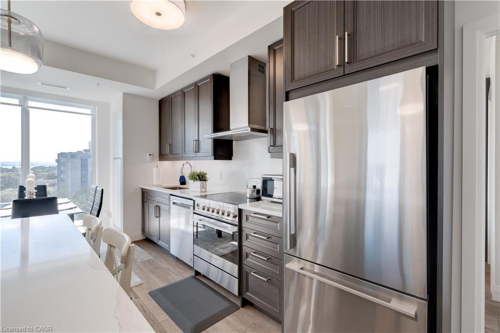 1007-500 Brock Avenue, Burlington, ON - Indoor Photo Showing Kitchen With Stainless Steel Kitchen With Upgraded Kitchen