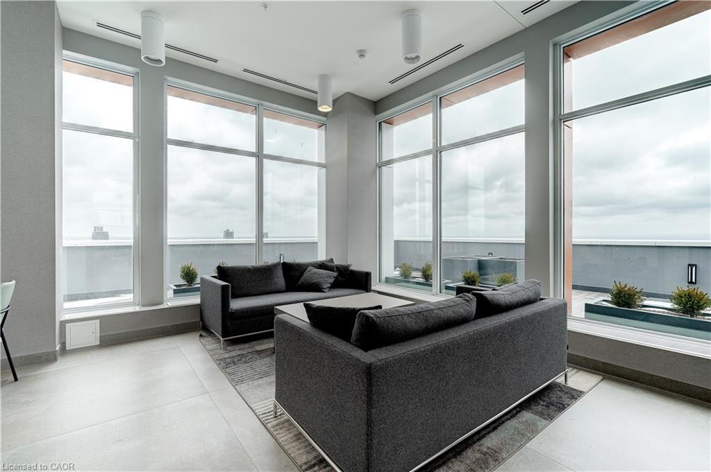 1007-500 Brock Avenue, Burlington, ON - Indoor Photo Showing Living Room