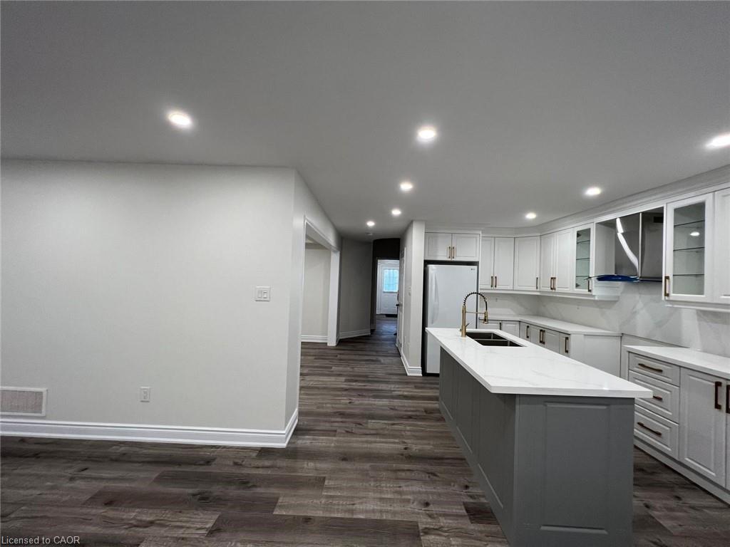 112 Gillespie Drive, Brantford, ON - Indoor Photo Showing Kitchen With Double Sink With Upgraded Kitchen