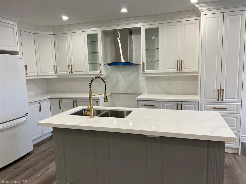 112 Gillespie Drive, Brantford, ON - Indoor Photo Showing Kitchen With Double Sink With Upgraded Kitchen
