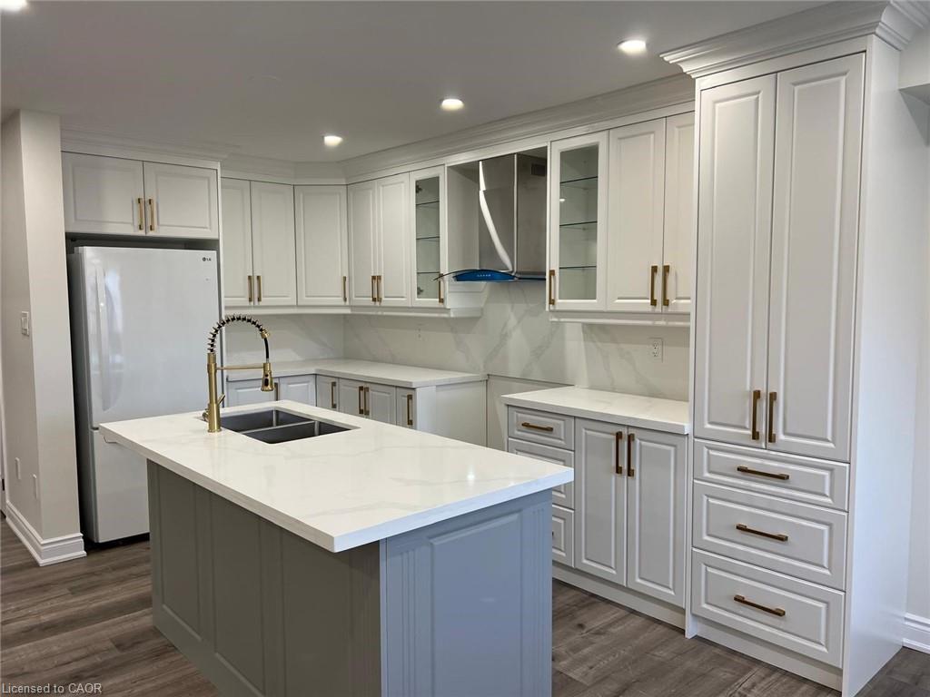 112 Gillespie Drive, Brantford, ON - Indoor Photo Showing Kitchen With Double Sink With Upgraded Kitchen