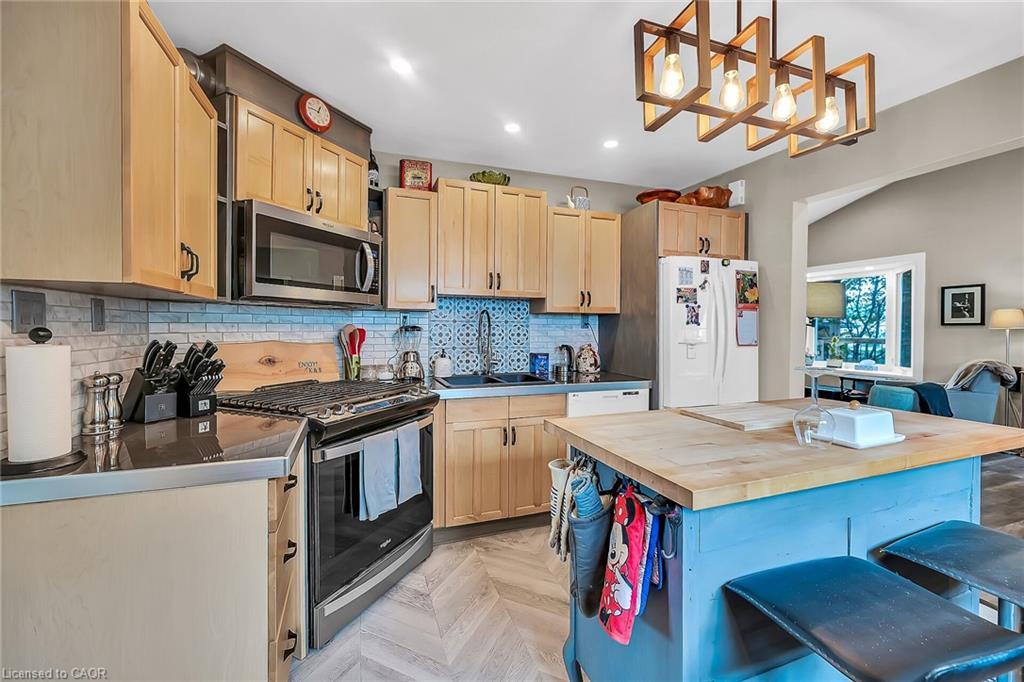 321 East 12Th Street, Hamilton, ON - Indoor Photo Showing Kitchen