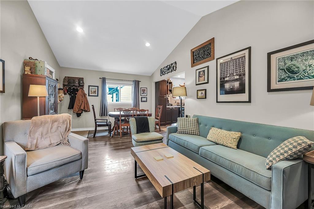 321 East 12Th Street, Hamilton, ON - Indoor Photo Showing Living Room