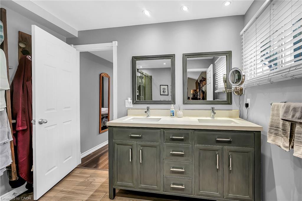 321 East 12Th Street, Hamilton, ON - Indoor Photo Showing Bathroom