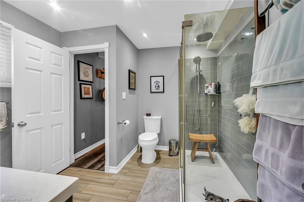 321 East 12Th Street, Hamilton, ON - Indoor Photo Showing Bathroom