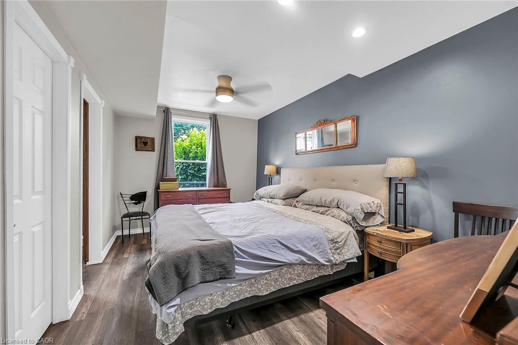 321 East 12Th Street, Hamilton, ON - Indoor Photo Showing Bedroom