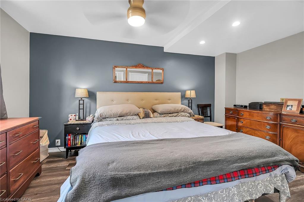 321 East 12Th Street, Hamilton, ON - Indoor Photo Showing Bedroom