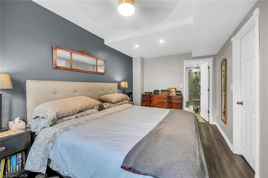 321 East 12Th Street, Hamilton, ON - Indoor Photo Showing Bedroom