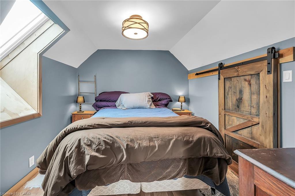 321 East 12Th Street, Hamilton, ON - Indoor Photo Showing Bedroom