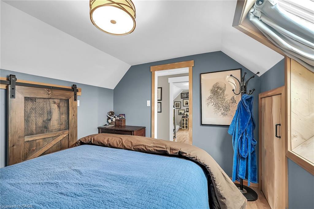 321 East 12Th Street, Hamilton, ON - Indoor Photo Showing Bedroom