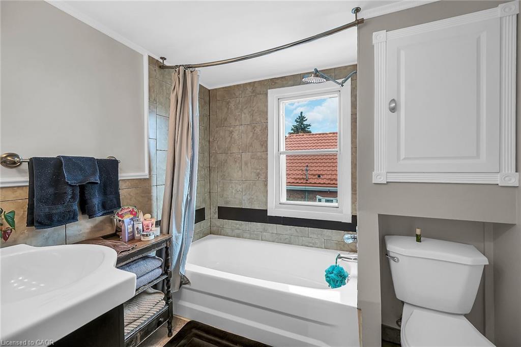 321 East 12Th Street, Hamilton, ON - Indoor Photo Showing Bathroom