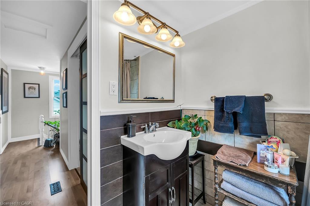 321 East 12Th Street, Hamilton, ON - Indoor Photo Showing Bathroom