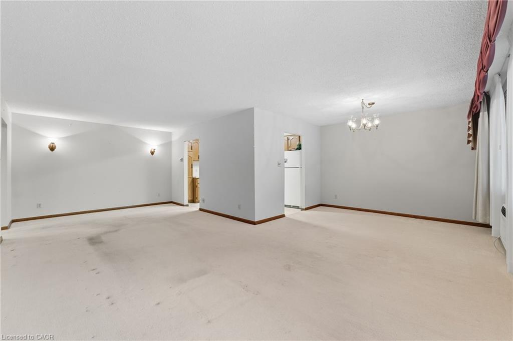 305-400 Champlain Boulevard, Cambridge, ON - Indoor Photo Showing Other Room
