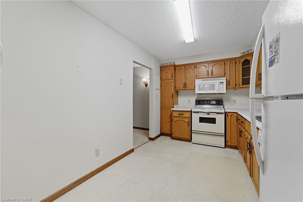 305-400 Champlain Boulevard, Cambridge, ON - Indoor Photo Showing Kitchen