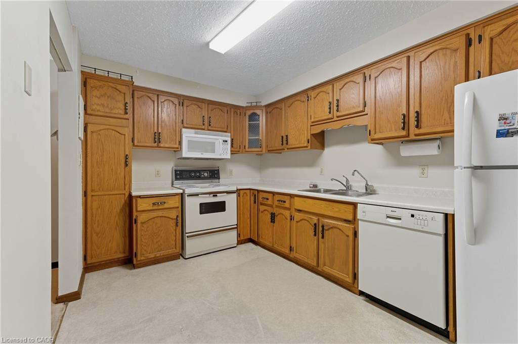 305-400 Champlain Boulevard, Cambridge, ON - Indoor Photo Showing Kitchen With Double Sink