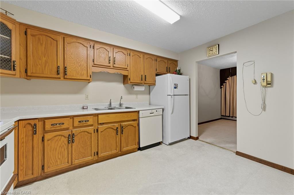 305-400 Champlain Boulevard, Cambridge, ON - Indoor Photo Showing Kitchen With Double Sink