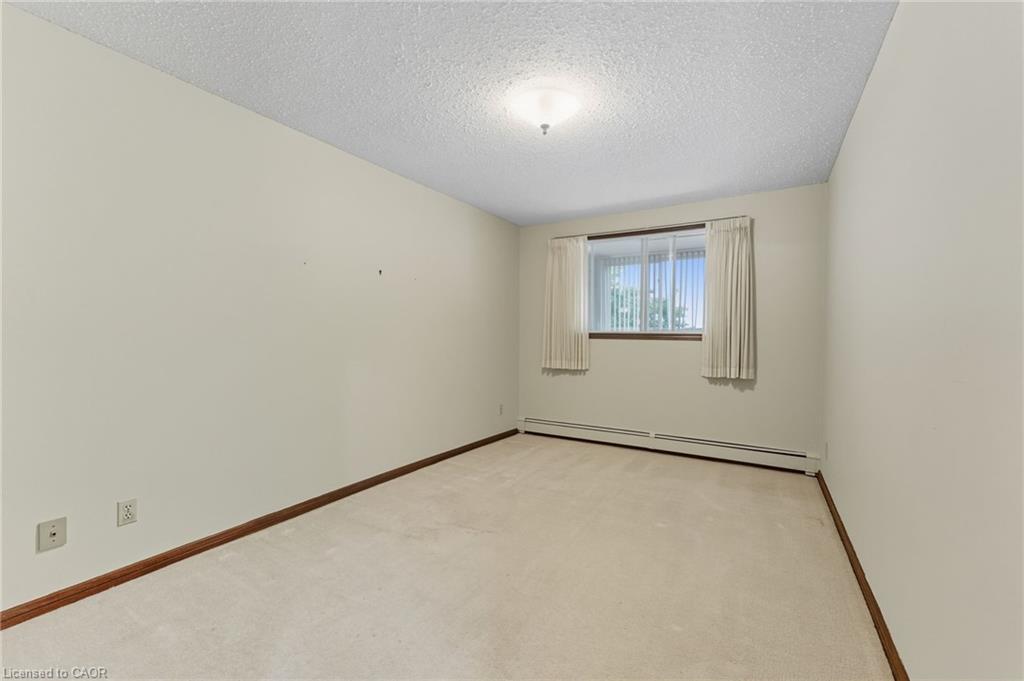 305-400 Champlain Boulevard, Cambridge, ON - Indoor Photo Showing Other Room