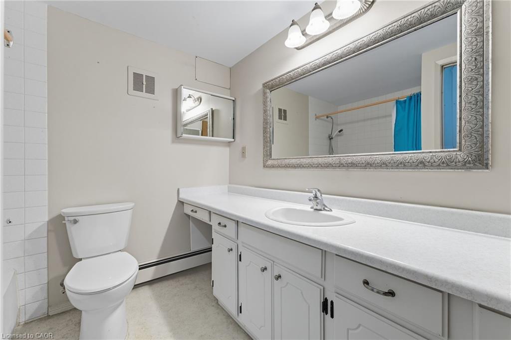 305-400 Champlain Boulevard, Cambridge, ON - Indoor Photo Showing Bathroom