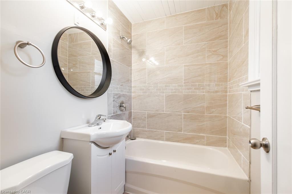 1-129 East 22Nd Street, Hamilton, ON - Indoor Photo Showing Bathroom