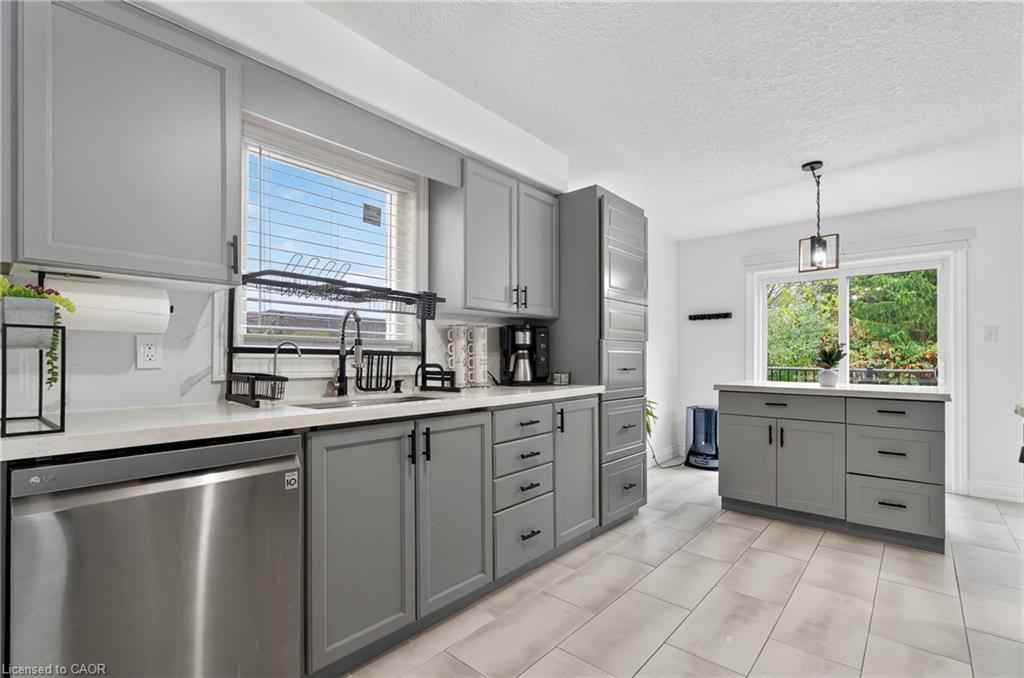 19 Marl Meadow Drive, Kitchener, ON - Indoor Photo Showing Kitchen