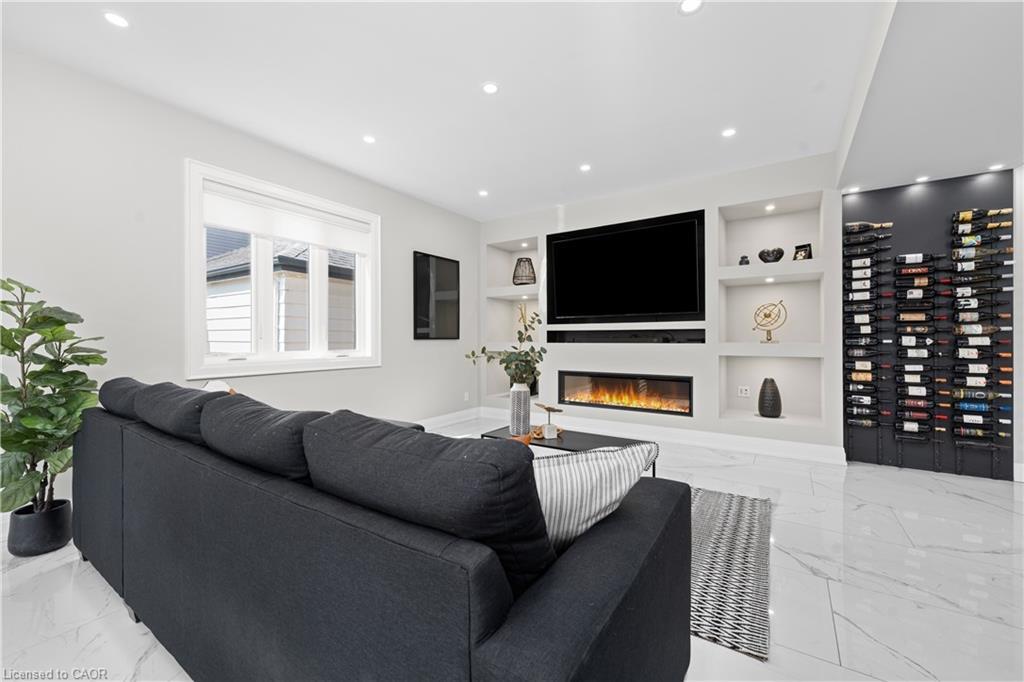 20 Prospect Avenue, St. Catharines, ON - Indoor Photo Showing Living Room With Fireplace