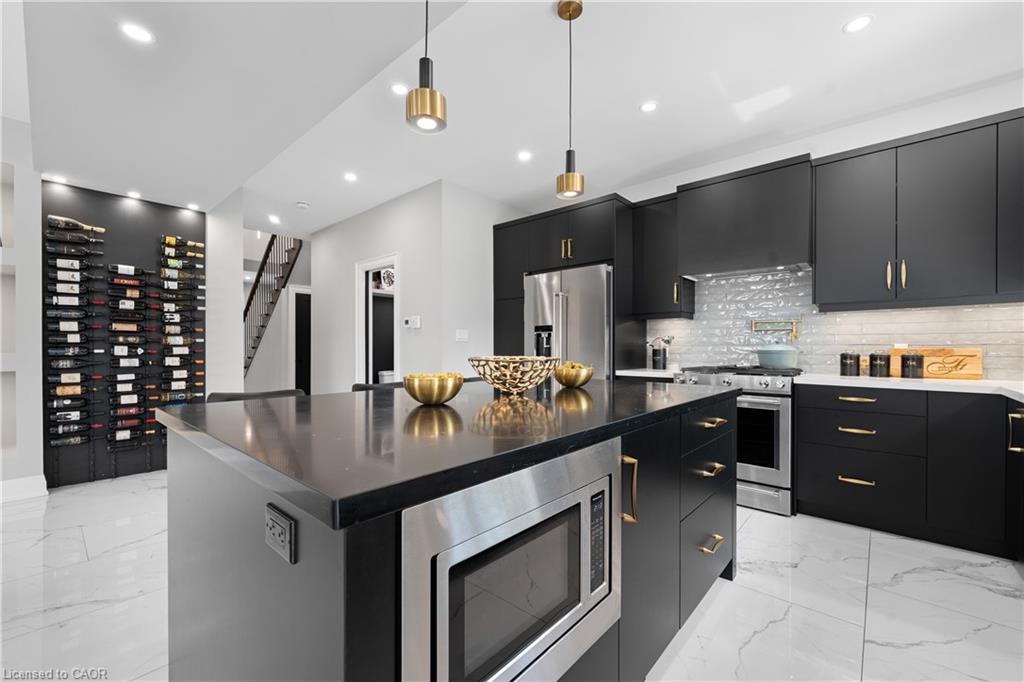 20 Prospect Avenue, St. Catharines, ON - Indoor Photo Showing Kitchen With Upgraded Kitchen