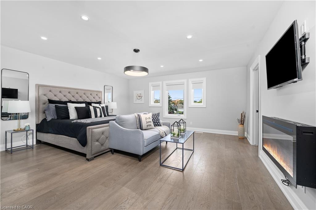 20 Prospect Avenue, St. Catharines, ON - Indoor Photo Showing Living Room
