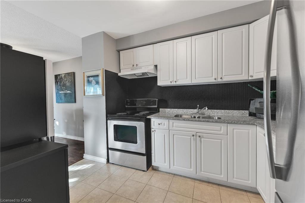 48-860 Rymal Road E, Hamilton, ON - Indoor Photo Showing Kitchen With Double Sink