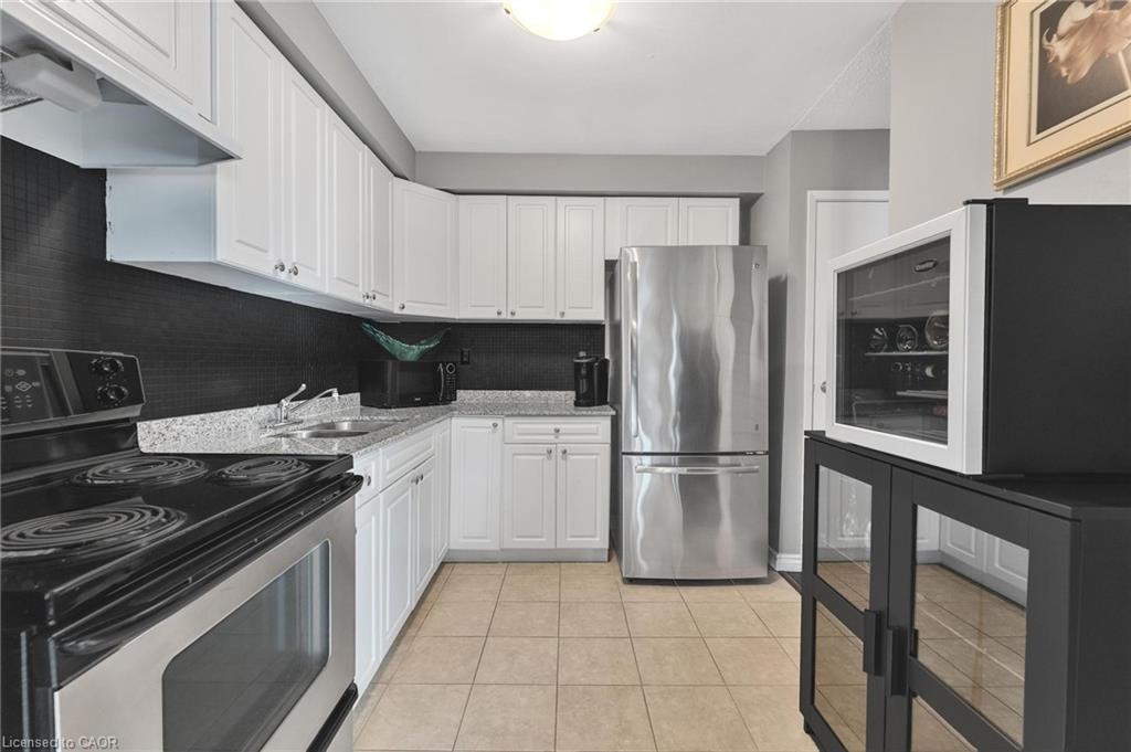 48-860 Rymal Road E, Hamilton, ON - Indoor Photo Showing Kitchen