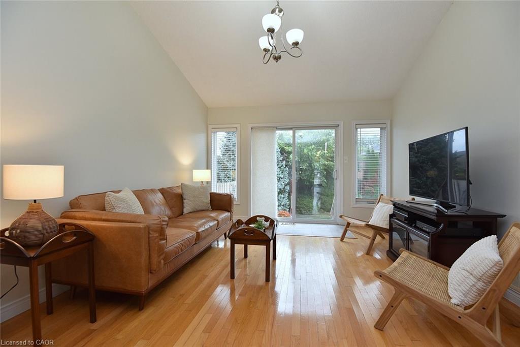 13-243 Fennell Avenue E, Hamilton, ON - Indoor Photo Showing Living Room
