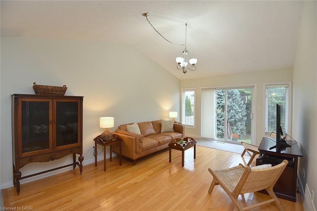 13-243 Fennell Avenue E, Hamilton, ON - Indoor Photo Showing Living Room