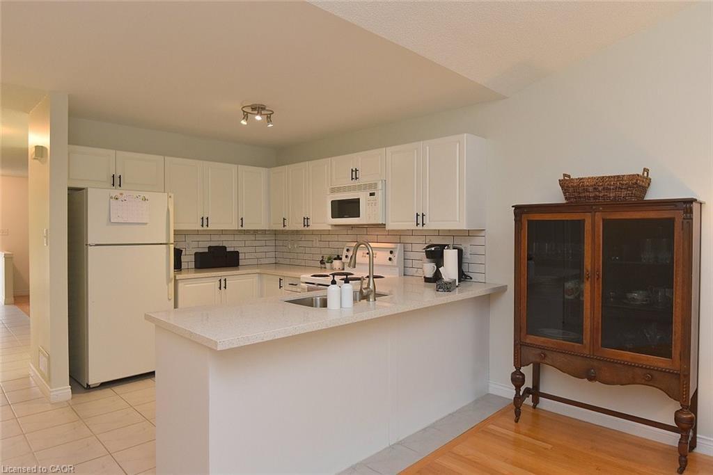 13-243 Fennell Avenue E, Hamilton, ON - Indoor Photo Showing Kitchen